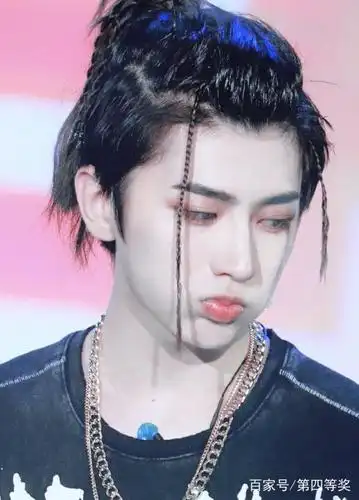 蔡徐坤到底是什么亚子?上一秒眼神高冷,下一秒嘟嘴卖萌超级奶!