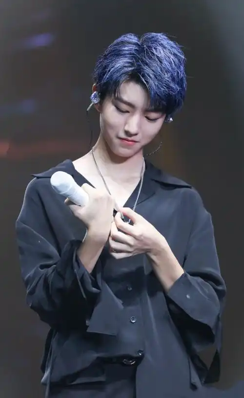 到底是因为新发色好看还是因为王俊凯这个颜色才变得好看