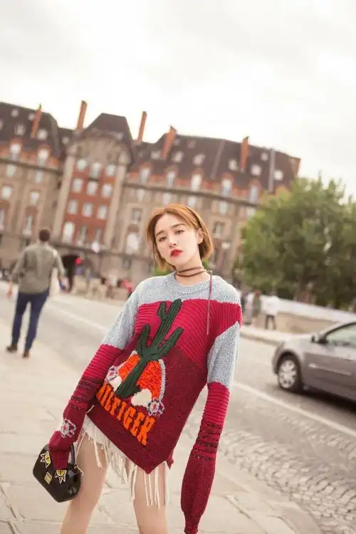 阚清子身穿红色针织衫搭配白色短裤,秒变18岁少女,网友:腿真长