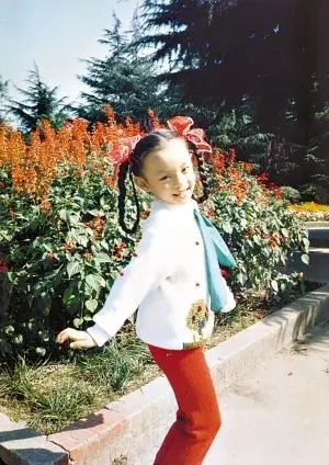 童年的孙俪看上去是个聪明伶俐的小女孩.