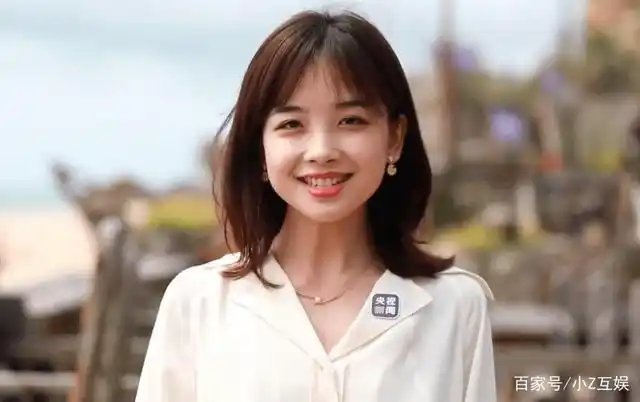 央视美女记者王冰冰又来了!王冰冰穿着民族服装亮相,装扮十分靓丽!