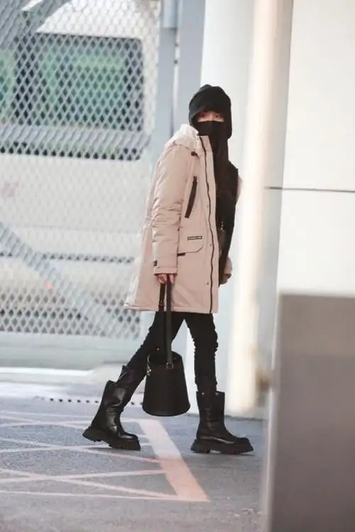 杨幂也穿上厚厚的冬装穿羽绒服搭黑色小脚裤这样子才保暖