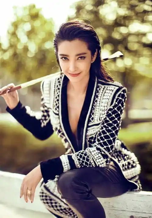 谈小16岁男友,为公益"献身",已经51岁的李冰冰仍然不服老!