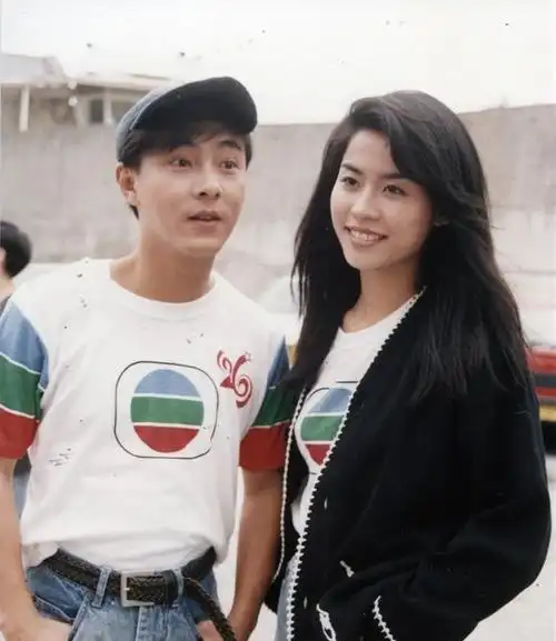 张卫健和宣萱张卫健和宣萱在拍《龙兄鼠弟》时产生情意,爱得痴缠,未几