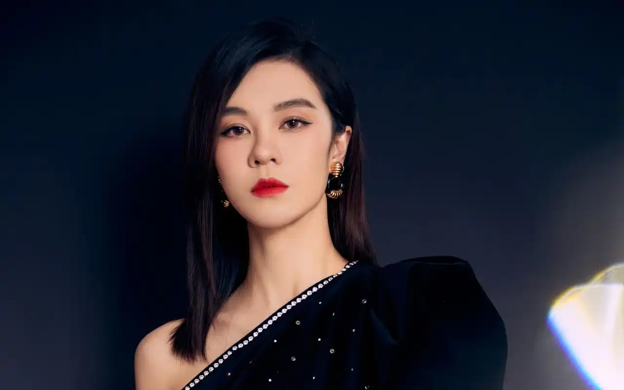 郁可唯性感斜肩礼服桌面壁纸