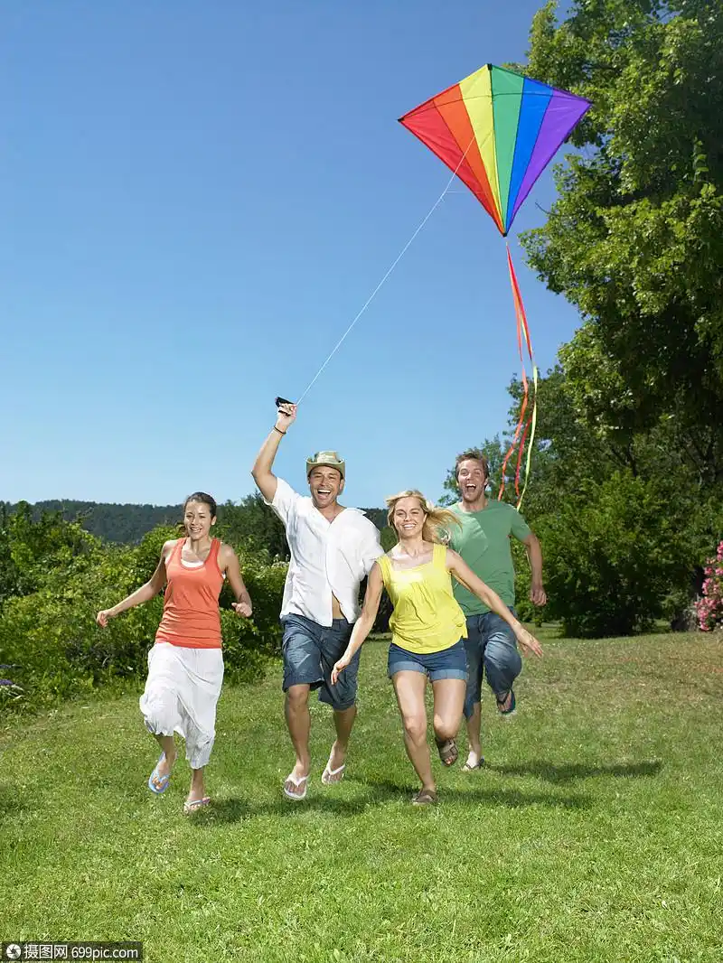 朋友们放风筝夫妇人