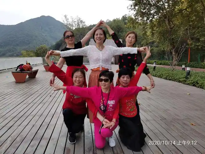 (一)20201014小姐妹游青山湖绿道(岳山到磨石坑之间)四人以上集体照