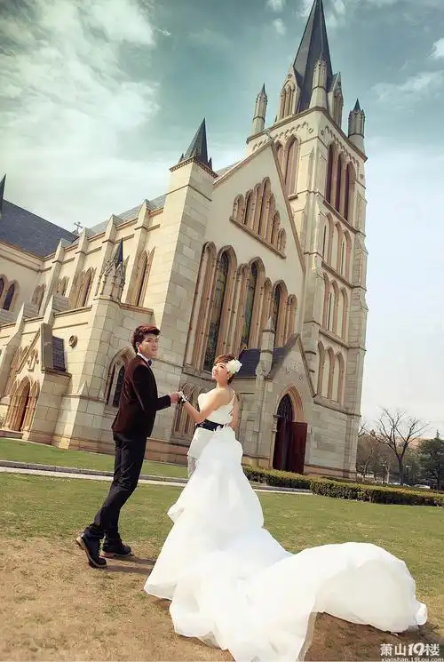 我的婚纱照出来了上海拍的外景很大气哦