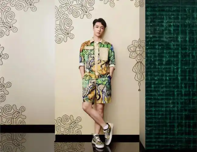 张艺兴flia代言人小白鞋白袜终