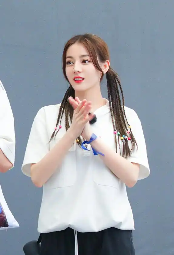 迪丽热巴综艺新造型 双马尾编发扎多根小辫子 不愧是百变女郎