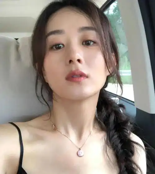 赵丽颖肉眼可见的自信了穿吊带扎侧麻花辫邻家少女既视感