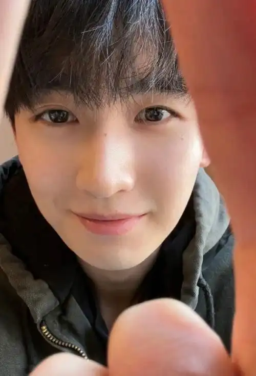 黄俊捷游客打卡照##黄俊捷少年感