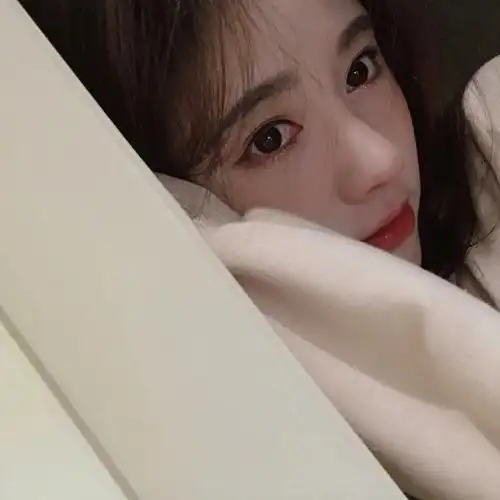 鞠婧祎稀有既可爱的头像又是一天穿白色