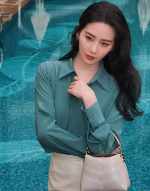 今日刘诗诗春季写真拍摄,蓝衬衫白开衩裙,轻盈优雅自信从容_气质_时尚