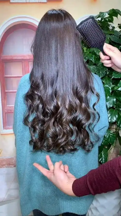 经典女神气质发型,螺丝卷发太显吸睛靓丽了