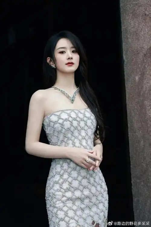 赵丽颖今日份晚宴造型来了白色无肩带礼服的    几何图案设计来自