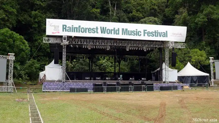雨林世界音乐节的户外舞台