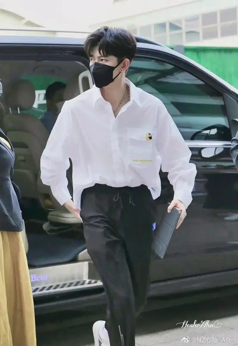 白衬衫帅哥,西装帅哥,西装 白衬衫,帅得不要不要的#任嘉伦# - 抖音