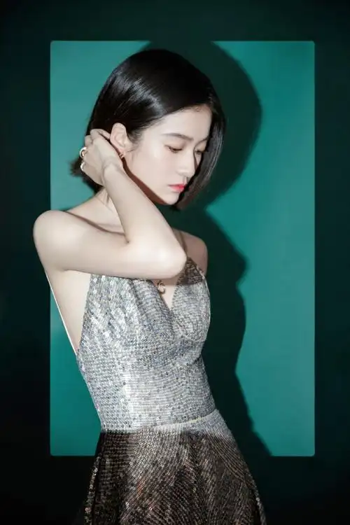 张雪迎简直惊艳到我了一袭渐变色羽毛裙配长发优雅不失性感