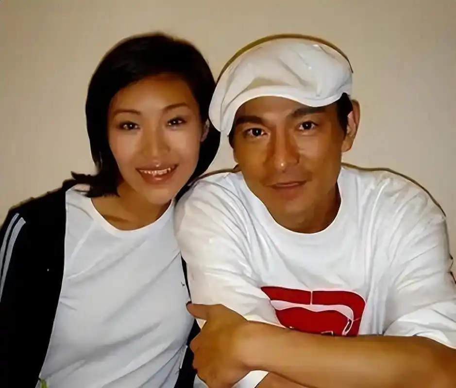 赖文慧是刘德华的舞伴,两人之间的默契无可挑剔,配合如天衣无缝.