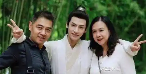 罗云熙被妈妈催促, 必须带个女友回家!_身段_合作_苏菊