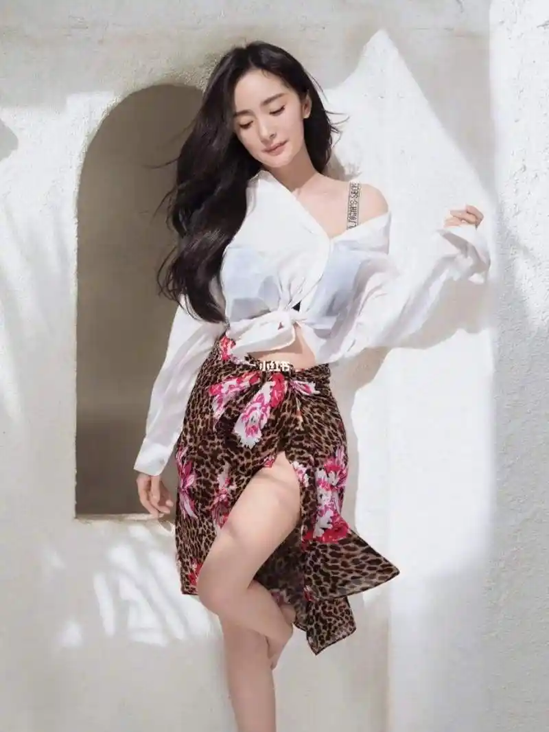 杨幂身穿黑色蕾丝透视内衣,这一场景让人不由自主地想起了那些性感