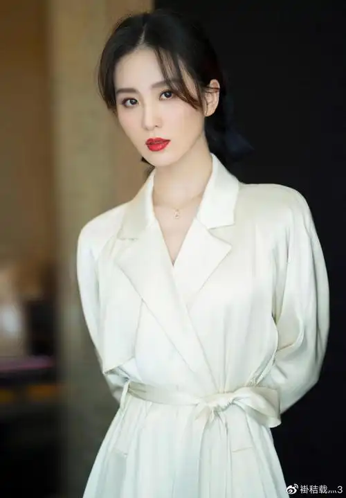 刘诗诗无p图近照美翻白皙光滑皮肤自带打光效果