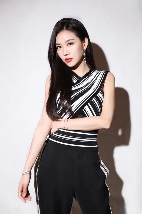 热播选秀综艺"以团之名"导师,人气偶像王霏霏fei 身穿tadashi shoji