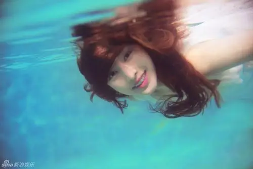 组图:张俪苏梅岛玩水秀裸背 薄纱遮身微露胴体 (8/12)