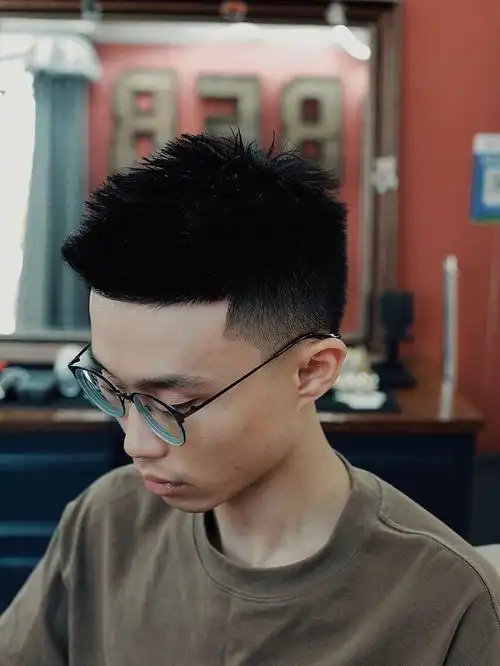 清爽男生短发适合所有男生好打理的发型