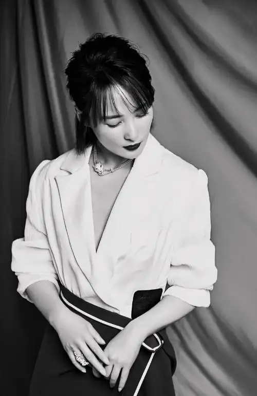 蒋勤勤优雅干练活动写真图片15