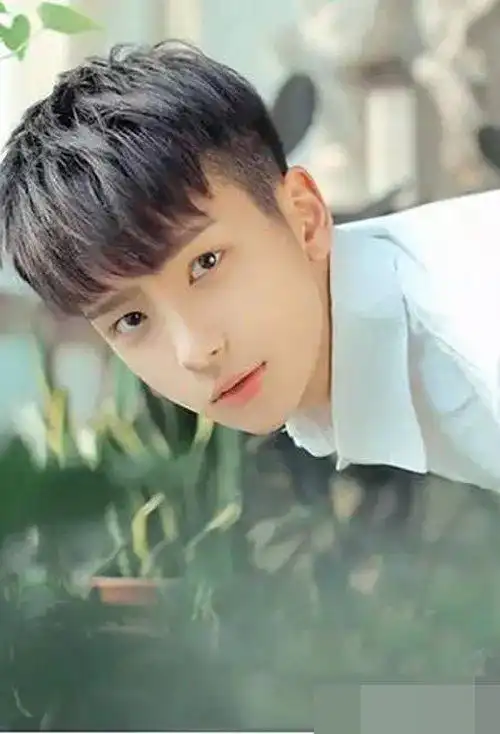 帅气又自信的男孩短发图(2) - 男士短发 - 发型社