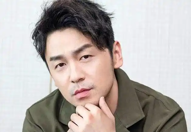 早年经历雷佳音写真出生于辽宁省鞍山市铁东区,初中还没念完,他就辍学