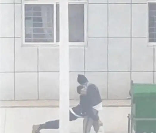 情侣高难度姿势秀恩爱,这谁受得了啊,哈哈哈