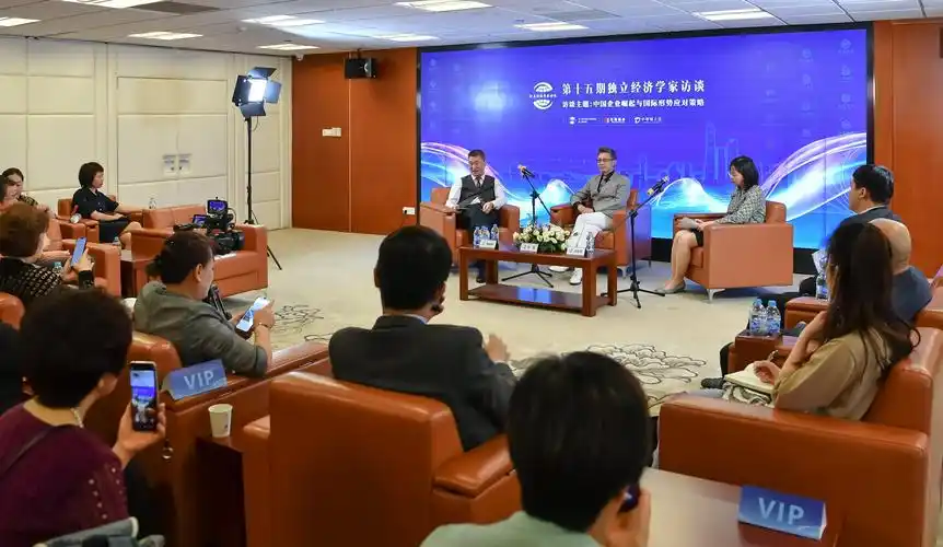 打开凤凰新闻,查看更多高清图片△第十五期《独立经济学家访谈》现场5