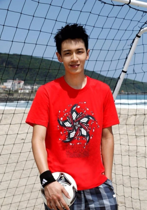 柯震东情绪崩溃意图轻生 ins发文充斥着颓废