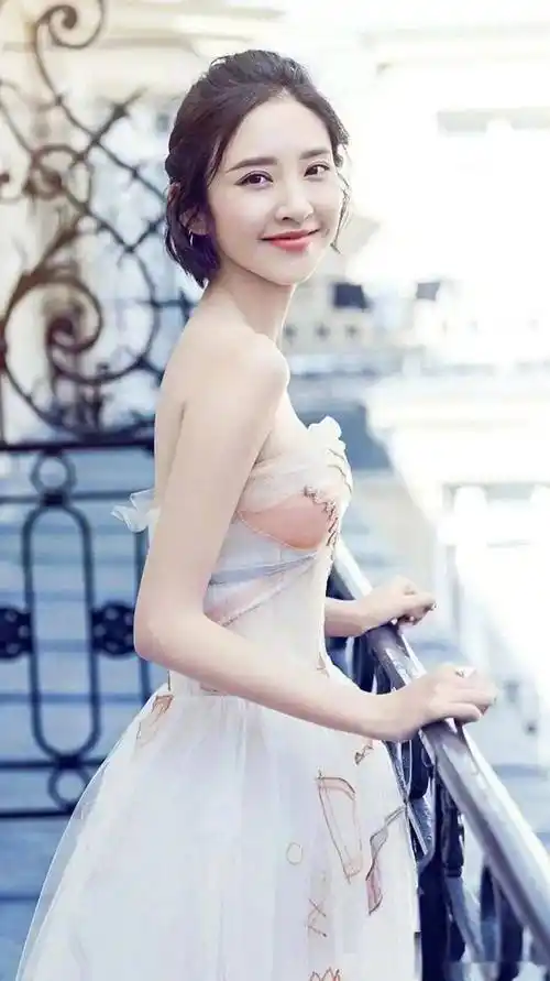 唐艺昕:甜甜地微笑_唐艺昕