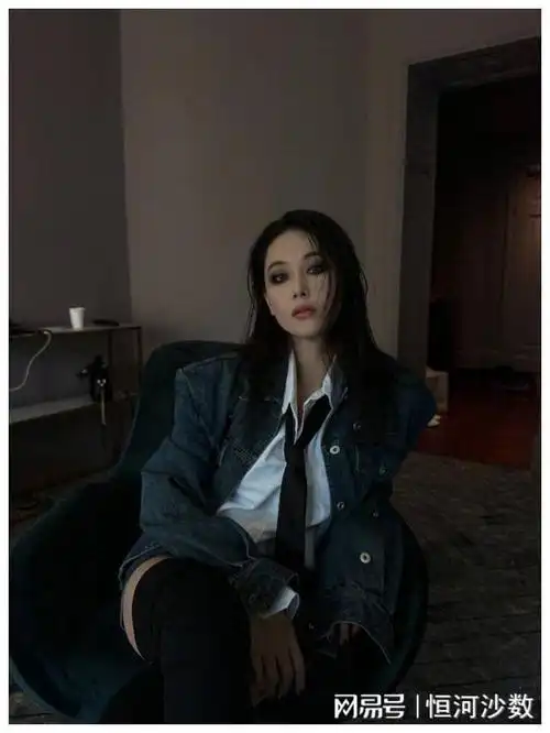 张馨予烟熏湿发造型曝光,犀利眼神散发攻气,网友热议其独特魅力