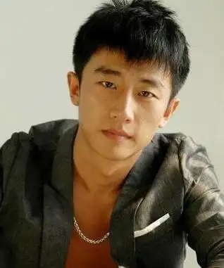 黄轩小时候父母离婚,妈妈还在广州生活,爸爸在北京又有了新的家庭.