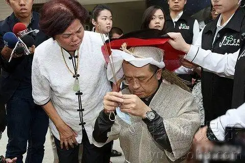 猪哥亮告别仪式儿子女儿都到齐 郭采洁跪地痛哭