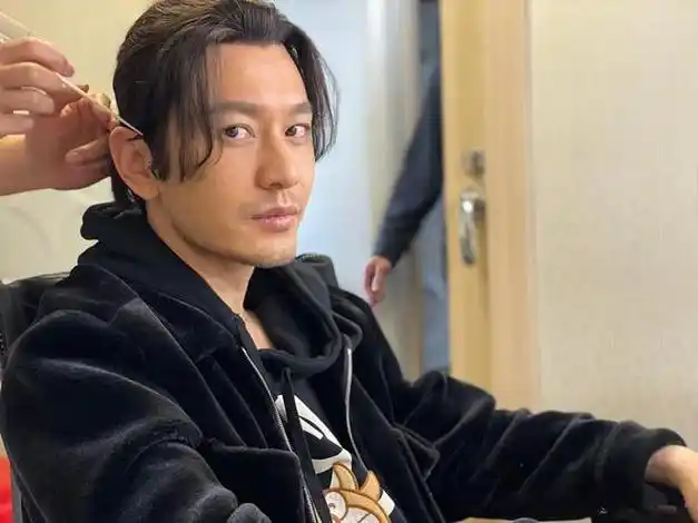 黄晓明雅痞造型太时髦!穿卫衣留长发扎丸子头,气质超级像吴秀波