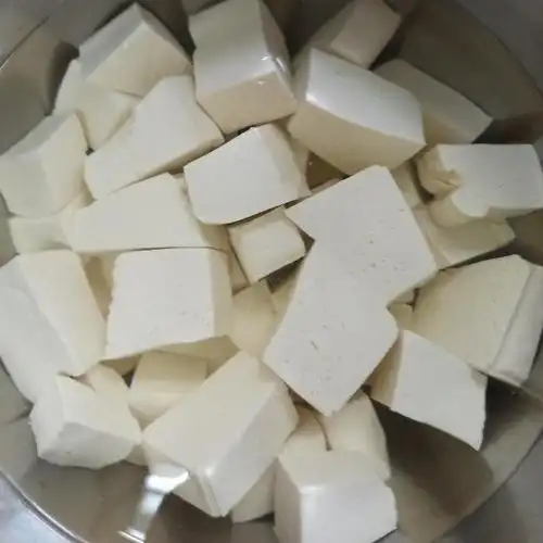 香菇肉末烩豆腐,简单又好吃,配上大米饭,可以吃几碗