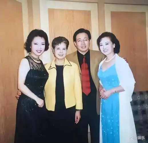 事业之间进行权衡,这样一来,照顾家庭的责任就转移到了丈夫吴殿勋身上