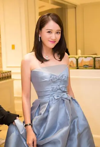 陈乔恩抹胸礼服性感写真锁骨迷人