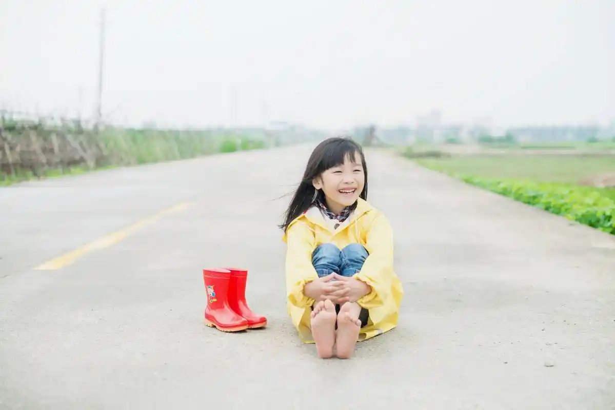 宝宝爱光脚妈妈很发愁担心得病其实还有这么多好处不知道