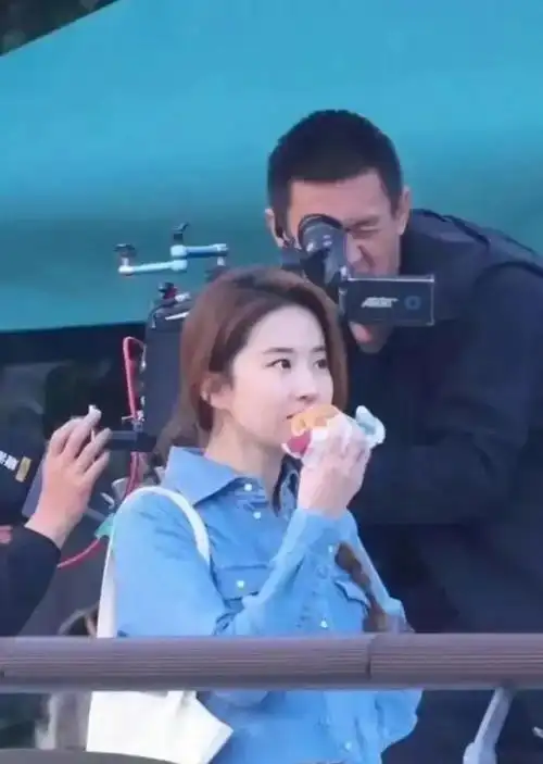 刘亦菲走哪吃到哪不胖才怪676767