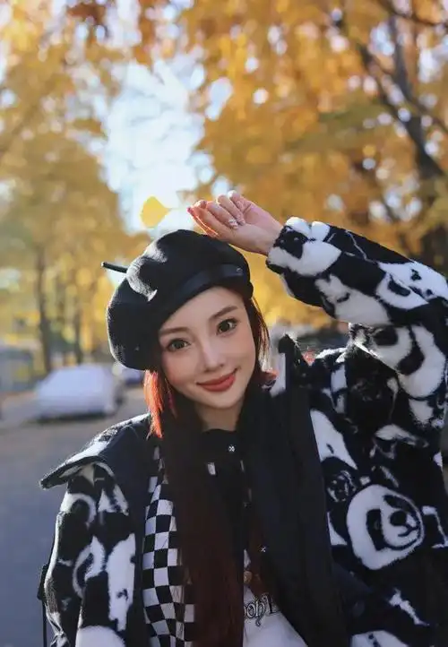 自从2017年《中国有嘻哈》事件之后,李小璐的评论区就天天被冲.