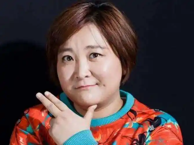 贾玲其实是个艺名,得知她的真名后,网友:不改早火了!
