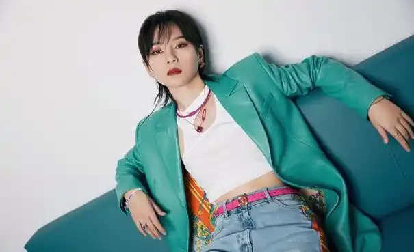 周笔畅巴黎时装周竟然被劝离场是因为造型太过奇特吗