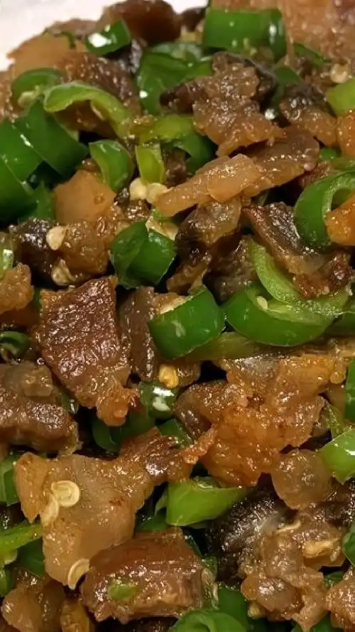 巨下饭的家常菜,猪油渣炒青椒,太香太好吃了-度小视